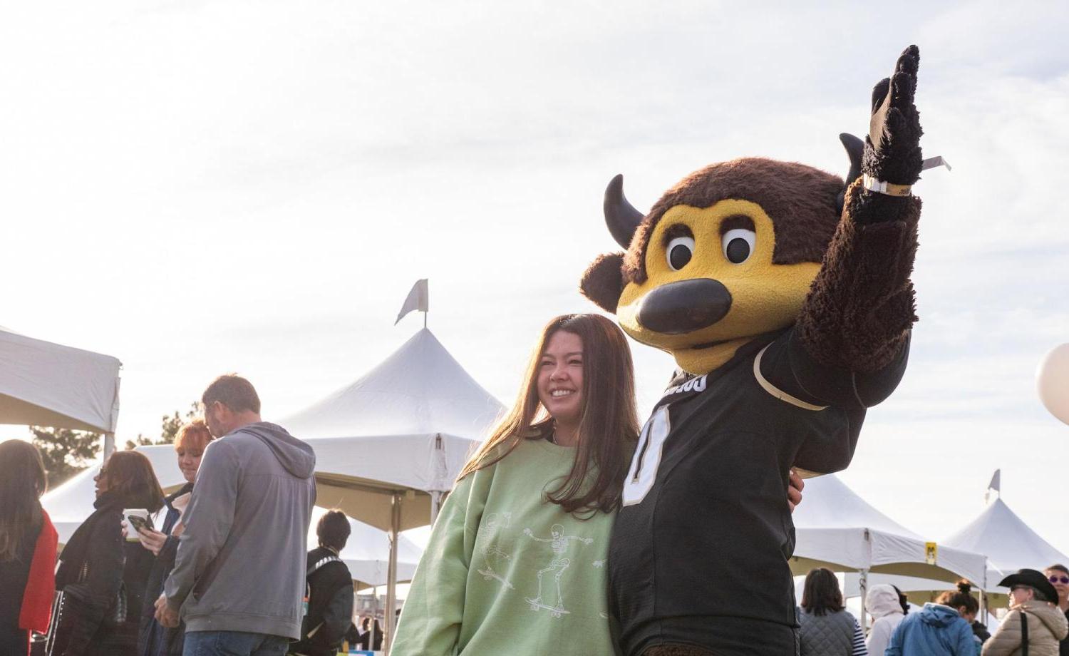 承认 student with Ralphie mascot